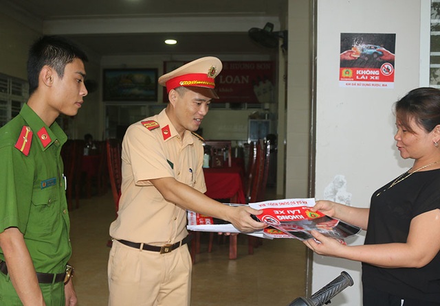 Đến tận quán nhậu tuyên truyền “đã uống r.ư.ợ.u b.i.a không lái xe” - 6 Đến tận quán nhậu tuyên truyền “đã uống r.ư.ợ.u b.i.a không lái xe” - 6