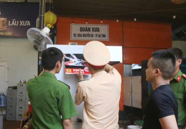 Đến tận quán nhậu tuyên truyền “đã uống r.ư.ợ.u b.i.a không lái xe” - 4 Đến tận quán nhậu tuyên truyền “đã uống r.ư.ợ.u b.i.a không lái xe” - 4