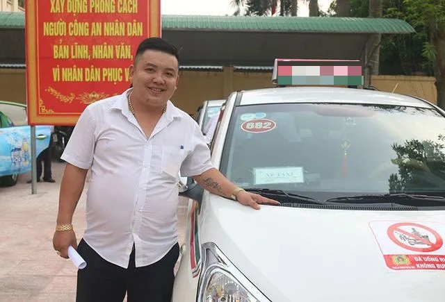 Đến tận quán nhậu tuyên truyền “đã uống r.ư.ợ.u b.i.a không lái xe” - 5 Đến tận quán nhậu tuyên truyền “đã uống r.ư.ợ.u b.i.a không lái xe” - 5