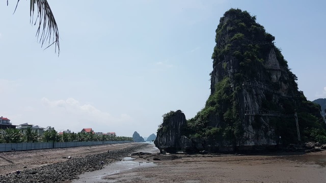 Con đường đẹp nhất Hạ Long bị quây kín, thành phố nói gì? - 5 Con đường đẹp nhất Hạ Long bị quây kín, thành phố nói gì? - 5