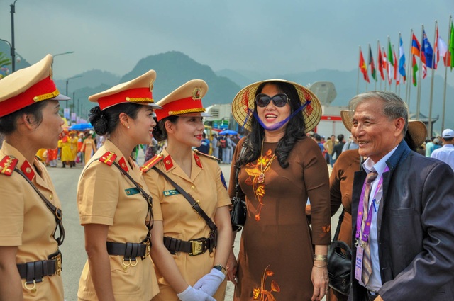 Những “bóng hồng” CSGT tại Đại lễ Vesak 2019 - 10 Những “bóng hồng” CSGT tại Đại lễ Vesak 2019 - 10
