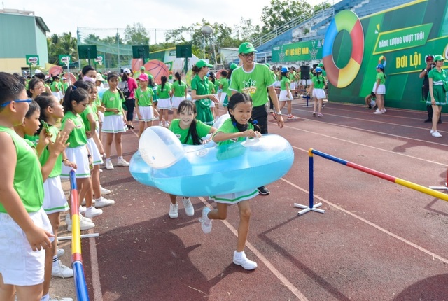 6.146 học sinh và hình ảnh ấn tượng về buổi đồng diễn đạt kỷ lục Guiness Việt Nam - 2 6.146 học sinh và hình ảnh ấn tượng về buổi đồng diễn đạt kỷ lục Guiness Việt Nam - 2