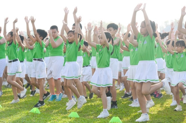6.146 học sinh và hình ảnh ấn tượng về buổi đồng diễn đạt kỷ lục Guiness Việt Nam - 3 6.146 học sinh và hình ảnh ấn tượng về buổi đồng diễn đạt kỷ lục Guiness Việt Nam - 3