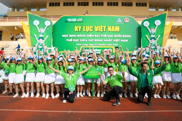 6.146 học sinh và hình ảnh ấn tượng về buổi đồng diễn đạt kỷ lục Guiness Việt Nam - 6 6.146 học sinh và hình ảnh ấn tượng về buổi đồng diễn đạt kỷ lục Guiness Việt Nam - 6