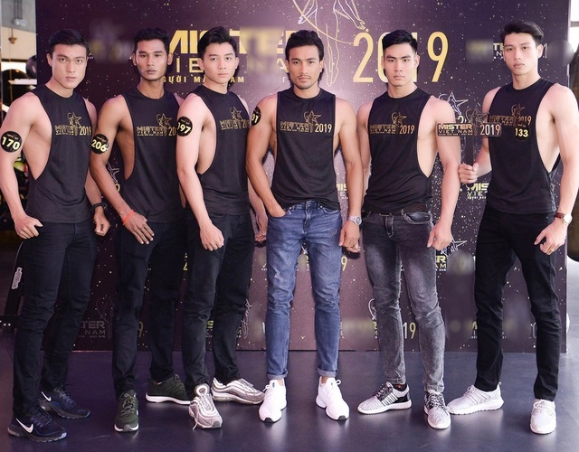 Dàn mỹ nhân Việt gợi cảm “bấn loạn” trước hơn 200 mỹ nam 6 múi - 11 Dàn mỹ nhân Việt gợi cảm “bấn loạn” trước hơn 200 mỹ nam 6 múi - 11