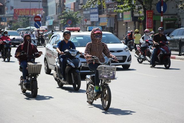 Hà Nội bước vào đợt nắng nóng dài ngày, có nơi trên 38 độ C - 1