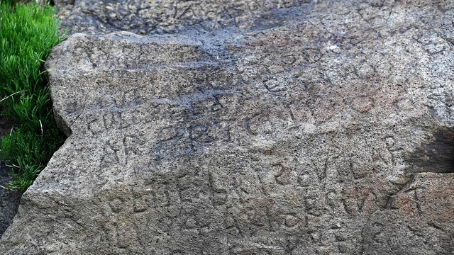 Ngôi làng chi mạnh 2000 Euro để giải mã ký tự lạ trên phiến đá 230 năm tuổi