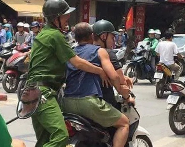 Hà Nội: Người đàn ông đập chai bia làm vũ khí đâm công an - 1 Hà Nội: Người đàn ông đập chai bia làm vũ khí đâm công an - 1