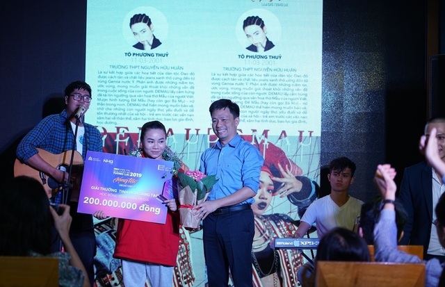 Nữ sinh lớp 11 nhận học bổng 200 triệu đồng nhờ thiết kế thời trang từ hình tượng Bà Mụ - 3 Nữ sinh lớp 11 nhận học bổng 200 triệu đồng nhờ thiết kế thời trang từ hình tượng Bà Mụ - 3