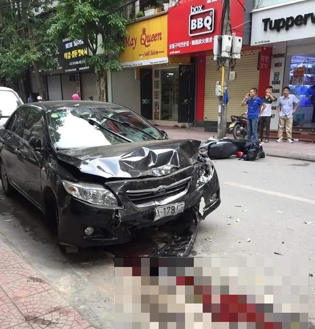 Hà Nội: Ô tô gây tai nạn liên hoàn, 2 mẹ con trọng thương - 1 Hà Nội: Ô tô gây tai nạn liên hoàn, 2 mẹ con trọng thương - 1