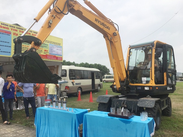 Ấn tượng màn biểu diễn dùng máy xúc rót bia, bật lửa của thầy giáo trẻ - 1 Ấn tượng màn biểu diễn dùng máy xúc rót bia, bật lửa của thầy giáo trẻ - 1
