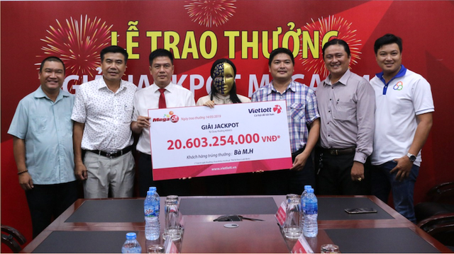 Một phụ nữ mua 40.000 đồng vé số và trúng độc đắc hơn 20 tỷ đồng - 1 Một phụ nữ mua 40.000 đồng vé số và trúng độc đắc hơn 20 tỷ đồng - 1