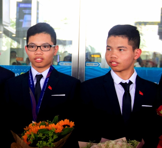 Cặp song sinh đến từ trường làng chinh phục thành công Olympic Vật lý Châu Á - 1 Cặp song sinh đến từ trường làng chinh phục thành công Olympic Vật lý Châu Á - 1