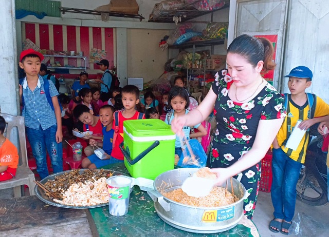 Vợ chồng thầy cô giáo nấu hàng trăm suất ăn sáng miễn phí cho học trò nghèo - 2 Vợ chồng thầy cô giáo nấu hàng trăm suất ăn sáng miễn phí cho học trò nghèo - 2