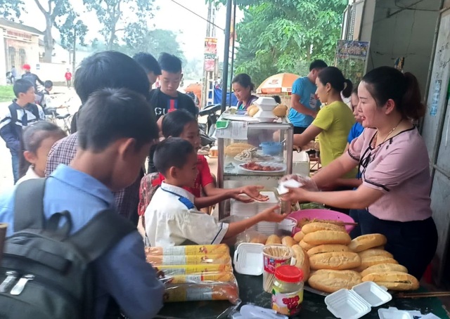 Vợ chồng thầy cô giáo nấu hàng trăm suất ăn sáng miễn phí cho học trò nghèo - 5 Vợ chồng thầy cô giáo nấu hàng trăm suất ăn sáng miễn phí cho học trò nghèo - 5