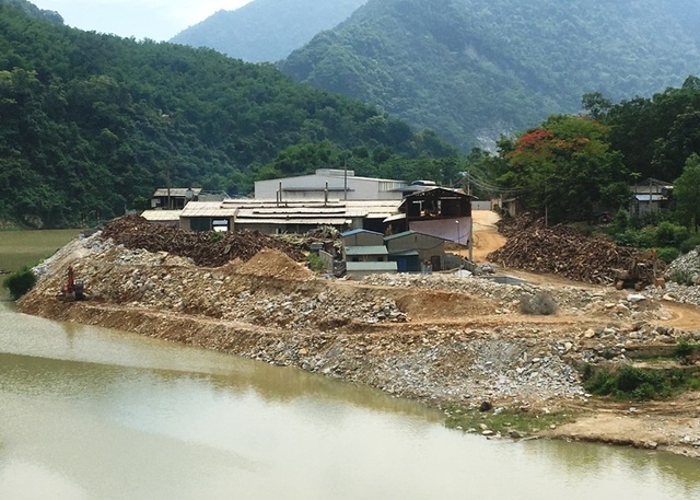 Đơn vị đổ hàng nghìn khối đá lấn sông đã nhiều lần bị xử phạt - 2 Đơn vị đổ hàng nghìn khối đá lấn sông đã nhiều lần bị xử phạt - 2