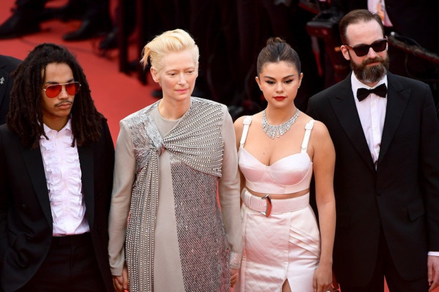Selena Gomez khoe ngực nảy nở tại LHP Cannes - 5 Selena Gomez khoe ngực nảy nở tại LHP Cannes - 5