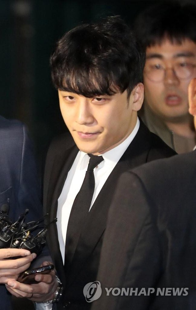 Seungri được thả sau vài tiếng bị còng tay, áp giải về trại tạm giam - 7 Seungri được thả sau vài tiếng bị còng tay, áp giải về trại tạm giam - 7