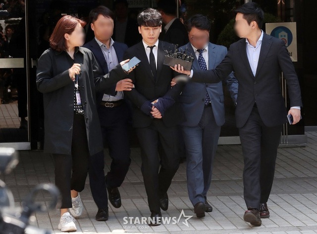 Seungri được thả sau vài tiếng bị còng tay, áp giải về trại tạm giam - 2 Seungri được thả sau vài tiếng bị còng tay, áp giải về trại tạm giam - 2