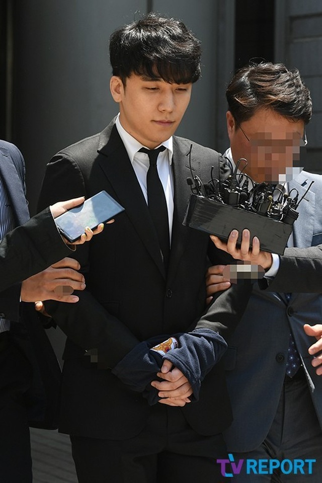 Seungri được thả sau vài tiếng bị còng tay, áp giải về trại tạm giam - 4 Seungri được thả sau vài tiếng bị còng tay, áp giải về trại tạm giam - 4