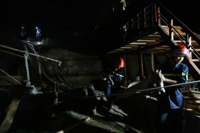 Cháy rừng, nhiều nhà dân sơ tán, hàng trăm người dập lửa trong đêm - 5 Cháy rừng, nhiều nhà dân sơ tán, hàng trăm người dập lửa trong đêm - 5
