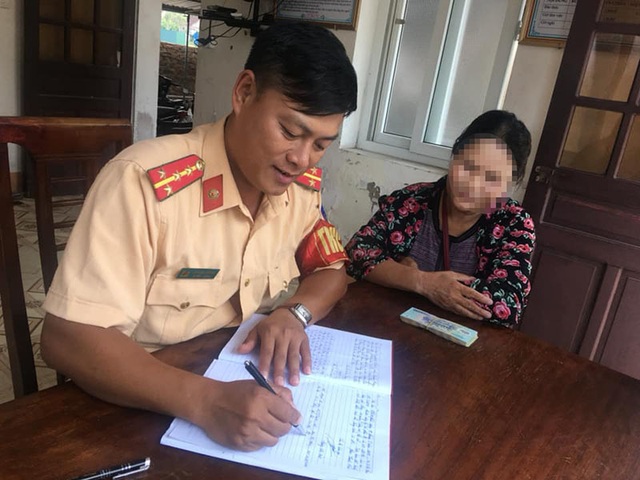 Người phụ nữ nhặt ve chai nhờ công an tìm chủ nhân khoản tiền 15 triệu đồng - 1 Người phụ nữ nhặt ve chai nhờ công an tìm chủ nhân khoản tiền 15 triệu đồng - 1