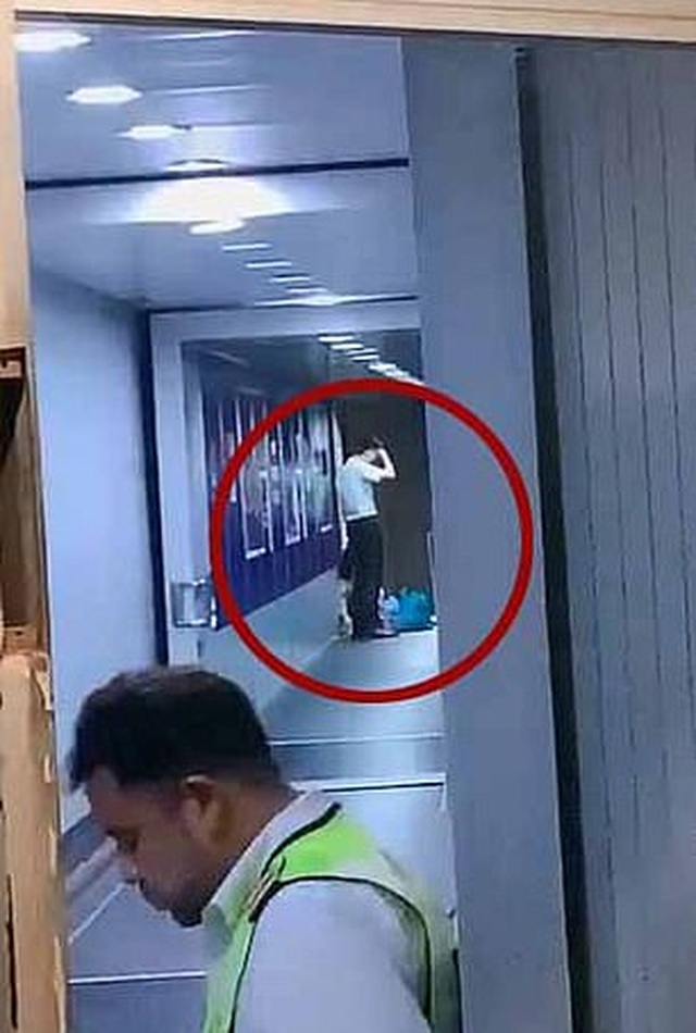 Hành khách Trung Quốc chặn cửa máy bay để chờ con gái mua sắm