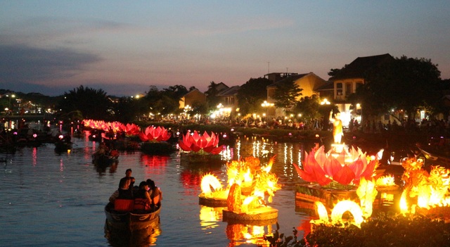 Du khách hào hứng với 7 đóa sen khổng lồ trên sông Hoài - 2 Du khách hào hứng với 7 đóa sen khổng lồ trên sông Hoài - 2
