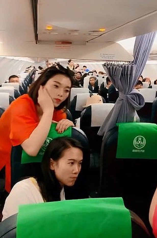 Ngăn tiếp viên đóng cửa máy bay, bắt 160 hành khách chờ đợi con mình - 2 Ngăn tiếp viên đóng cửa máy bay, bắt 160 hành khách chờ đợi con mình - 2