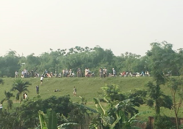 Hà Nội: Phát hiện người đàn ông tử vong dưới vệ đê, nghi bị sát hại - 1 Hà Nội: Phát hiện người đàn ông tử vong dưới vệ đê, nghi bị sát hại - 1