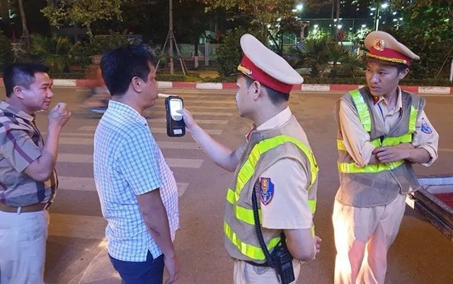 Hà Nội: CSGT lập chốt sát quán nhậu để kiểm tra tài xế ma men - 1 Hà Nội: CSGT lập chốt sát quán nhậu để kiểm tra tài xế ma men - 1