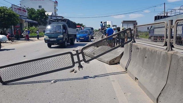 Xe tải tông xe 7 chá» láºt nghiêng, 3 ngưá»i thoát chết may mắn - 1