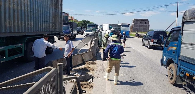 Xe tải tông xe 7 chỗ lật nghiêng, 3 người thoát chết may mắn - 2 Xe tải tông xe 7 chỗ lật nghiêng, 3 người thoát chết may mắn - 2