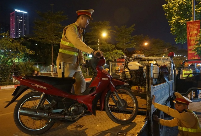 Hà Nội: CSGT lập chốt sát quán nhậu để kiểm tra tài xế ma men - 3 Hà Nội: CSGT lập chốt sát quán nhậu để kiểm tra tài xế ma men - 3