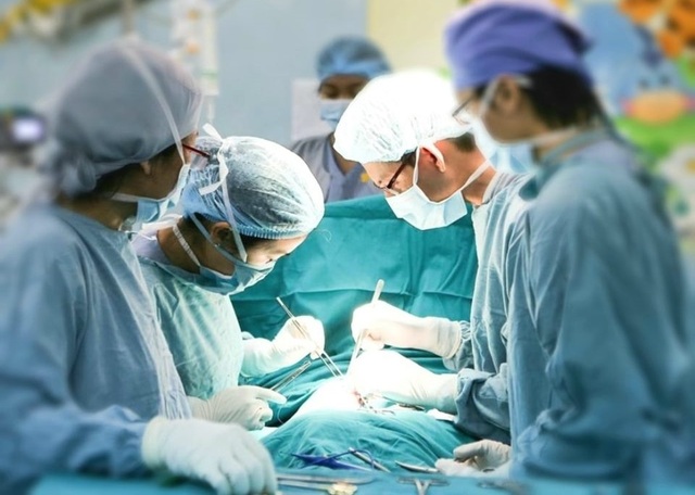 Bé gái bị cây tre đâm xuyên hậu môn, đứt niệu quản - 2 Bé gái bị cây tre đâm xuyên hậu môn, đứt niệu quản - 2