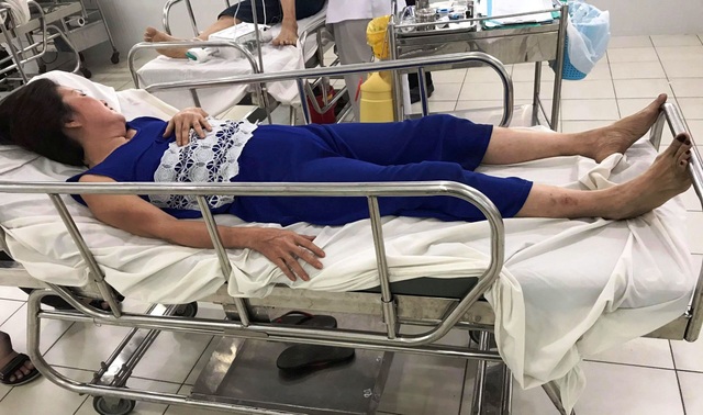 Hai phụ nữ lớn tuổi bị nhóm thanh niên tấn công giữa trung tâm Sài Gòn - 2 Hai phụ nữ lớn tuổi bị nhóm thanh niên tấn công giữa trung tâm Sài Gòn - 2