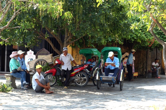 Nắng nóng, người dân và du khách đổ xô đi tắm biển “hạ hỏa” - 5 Nắng nóng, người dân và du khách đổ xô đi tắm biển “hạ hỏa” - 5
