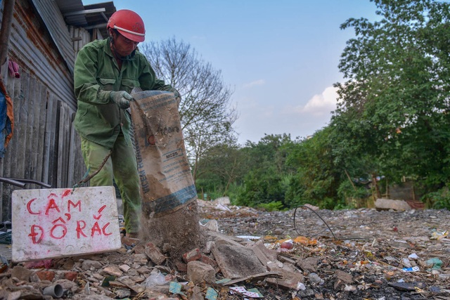 Rùng mình ngập ngụa rác dưới chân cầu Long Biên - 4 Rùng mình ngập ngụa rác dưới chân cầu Long Biên - 4