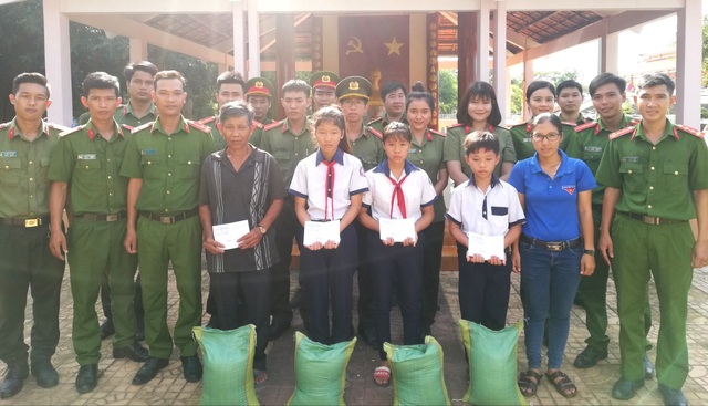 Nhiều hoạt động thiết thực của tuổi trẻ Sóc Trăng kỷ niệm sinh nhật Bác - 3 Nhiều hoạt động thiết thực của tuổi trẻ Sóc Trăng kỷ niệm sinh nhật Bác - 3