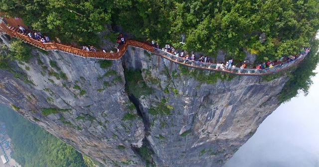 Ngồi cáp treo dài 7,5km, leo tiếp 999 bậc thang mới tới cổng trời - 6