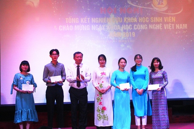 Đà Nẵng: Khen thưởng sinh viên có công trình nghiên cứu khoa học xuất sắc - 1 Đà Nẵng: Khen thưởng sinh viên có công trình nghiên cứu khoa học xuất sắc - 1