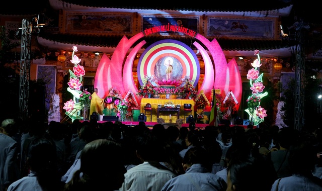 Du khách tham quan Hội AN lễ Phật đản Du khách tham quan Hội AN lễ Phật đản