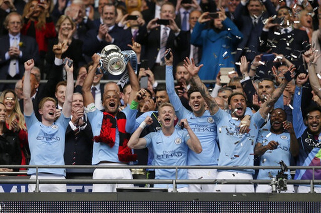 Khoảnh khắc Man City nhận cúp bạc của FA Cup