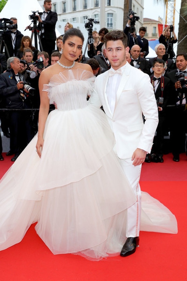 Priyanka Chopra đẹp đôi bên chồng kém 10 tuổi tại LHP Cannes - 6 Priyanka Chopra đẹp đôi bên chồng kém 10 tuổi tại LHP Cannes - 6