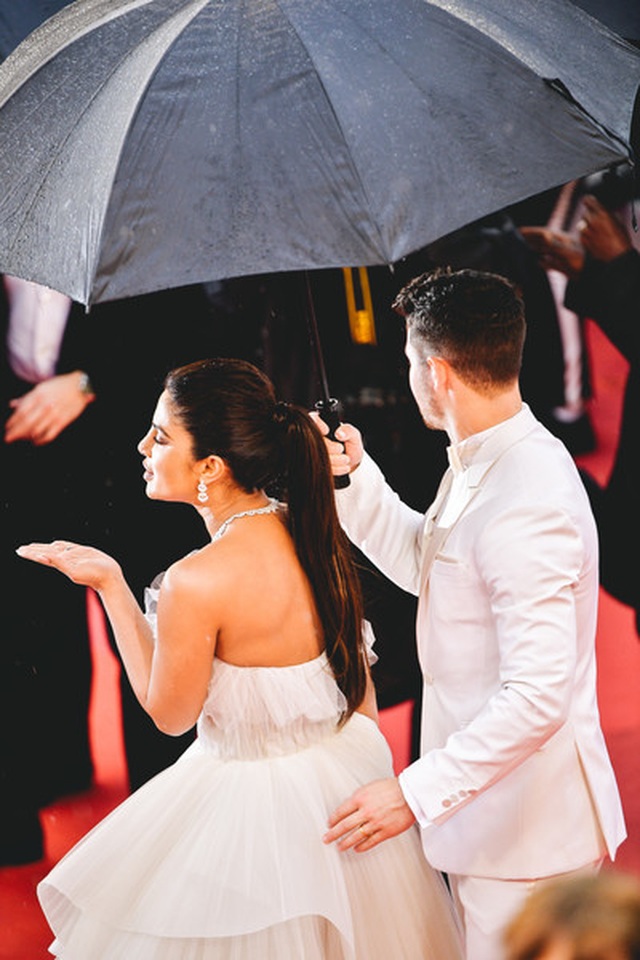 Priyanka Chopra đẹp đôi bên chồng kém 10 tuổi tại LHP Cannes - 3