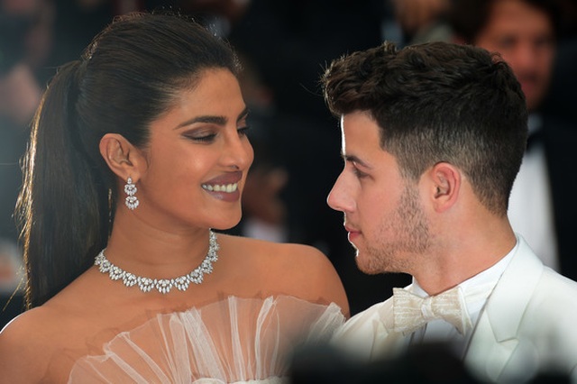Priyanka Chopra đẹp đôi bên chồng kém 10 tuổi tại LHP Cannes - 17 Priyanka Chopra đẹp đôi bên chồng kém 10 tuổi tại LHP Cannes - 17