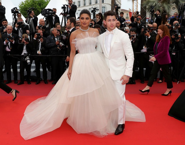 Priyanka Chopra đẹp đôi bên chồng kém 10 tuổi tại LHP Cannes - 1 Priyanka Chopra đẹp đôi bên chồng kém 10 tuổi tại LHP Cannes - 1