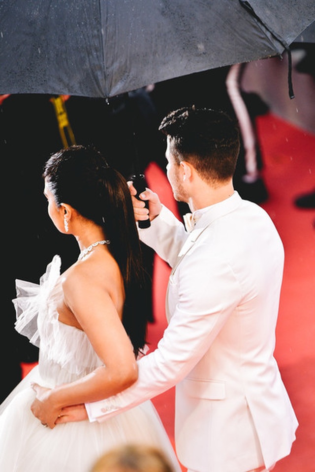 Priyanka Chopra đẹp đôi bên chồng kém 10 tuổi tại LHP Cannes - 11 Priyanka Chopra đẹp đôi bên chồng kém 10 tuổi tại LHP Cannes - 11