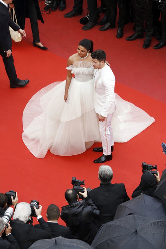 Priyanka Chopra đẹp đôi bên chồng kém 10 tuổi tại LHP Cannes - 9 Priyanka Chopra đẹp đôi bên chồng kém 10 tuổi tại LHP Cannes - 9