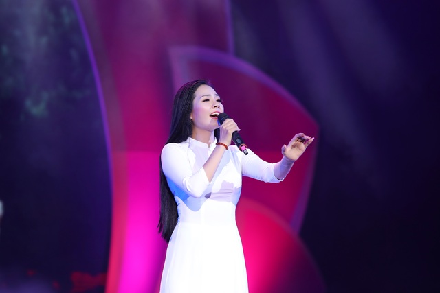 Lương Nguyệt Anh diện áo dài trắng tinh khôi hát mừng sinh nhật Bác - 2 Lương Nguyệt Anh diện áo dài trắng tinh khôi hát mừng sinh nhật Bác - 2
